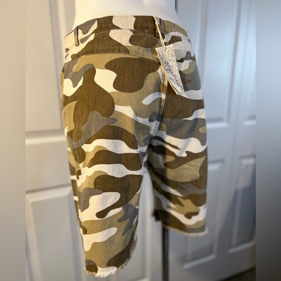 NWT Mystree camo distressed Bermuda shorts - Picture 2 of 4